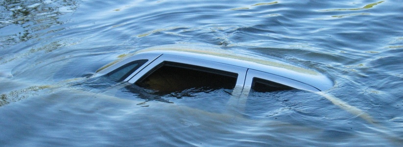 ЧП со смертельным исходом произошло в Самарской области утром 12 июня 2022 года. Автомобилист съехал в машине на дно водоема.