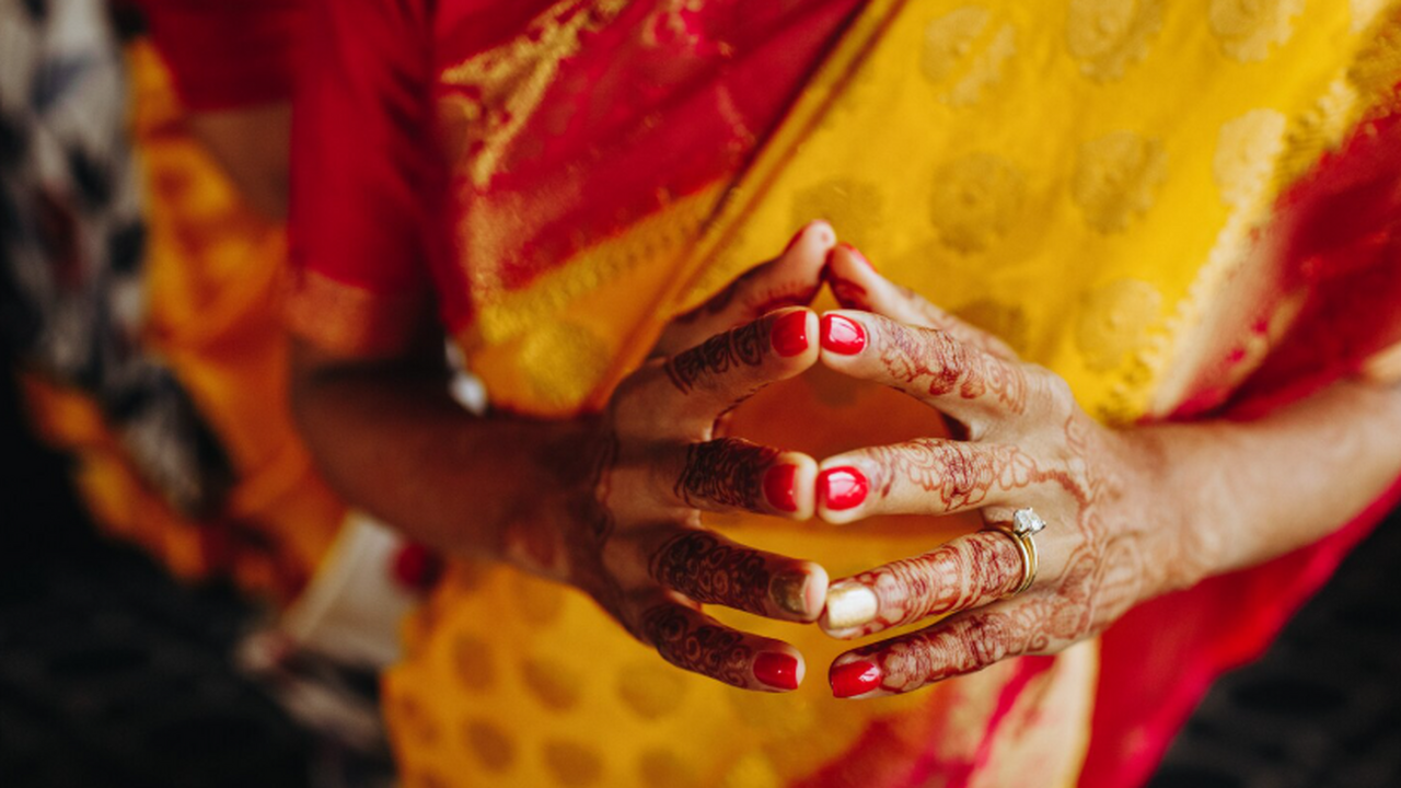 В Индии 20-летняя девушка стала женой своего убитого возлюбленного В одном из регионов Индии 20‑летняя девушка про...