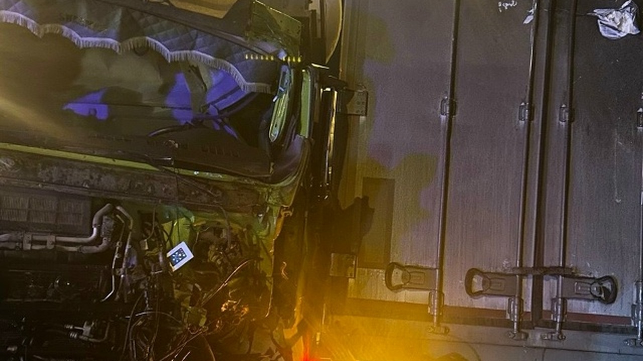 В Сызранском районе водитель Shacman пострадал в массовом ДТП на М-5 На трассе столкнулись три грузовика