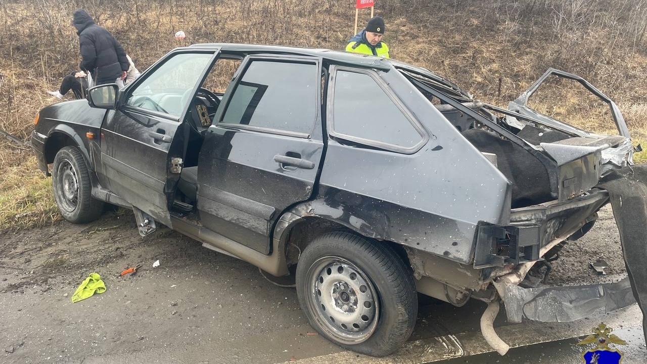 Полиция выясняет причины ДТП с участием молодых водителей в Красноярском районе В столкновении двух ВАЗов пострадали три человека