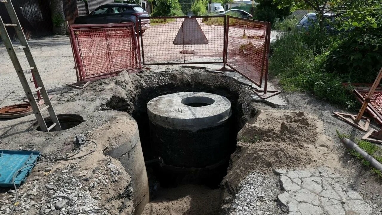 Здесь закрытым способом меняют участок водопров...