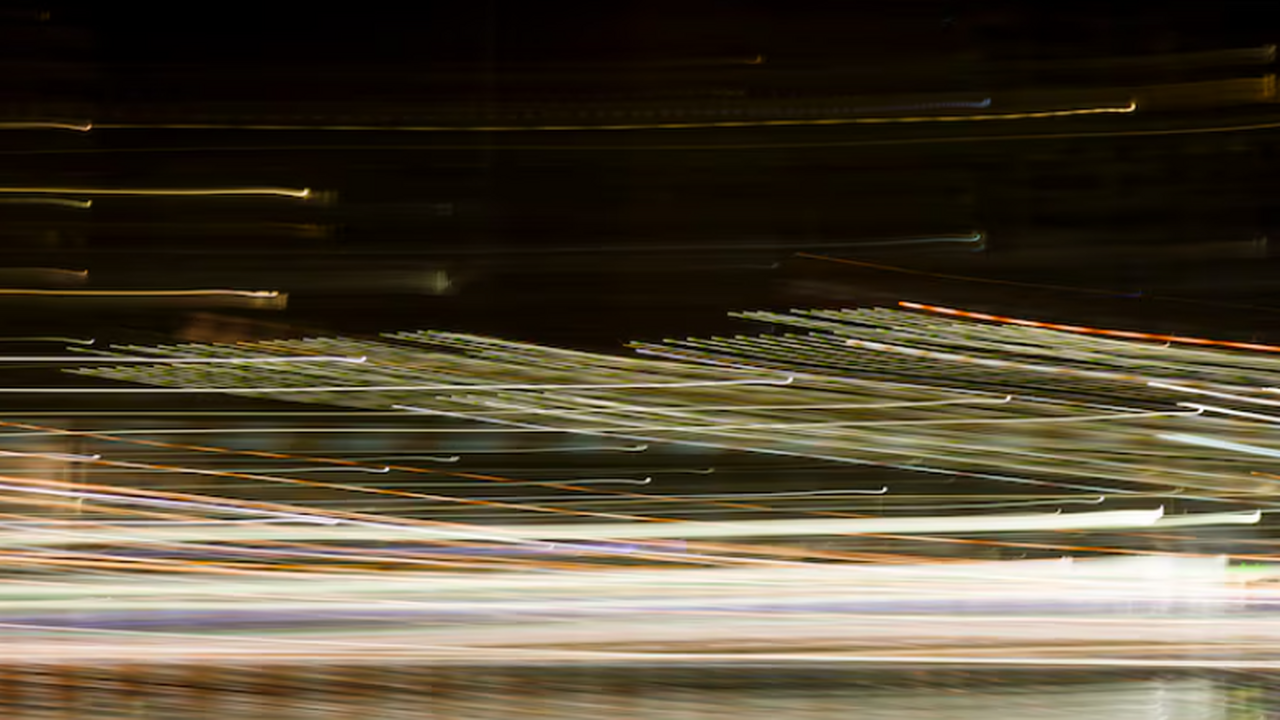 Физики нашли «темные точки», способные двигаться быстрее скорости света Исследователи обнаружили в световых волнах «тем...