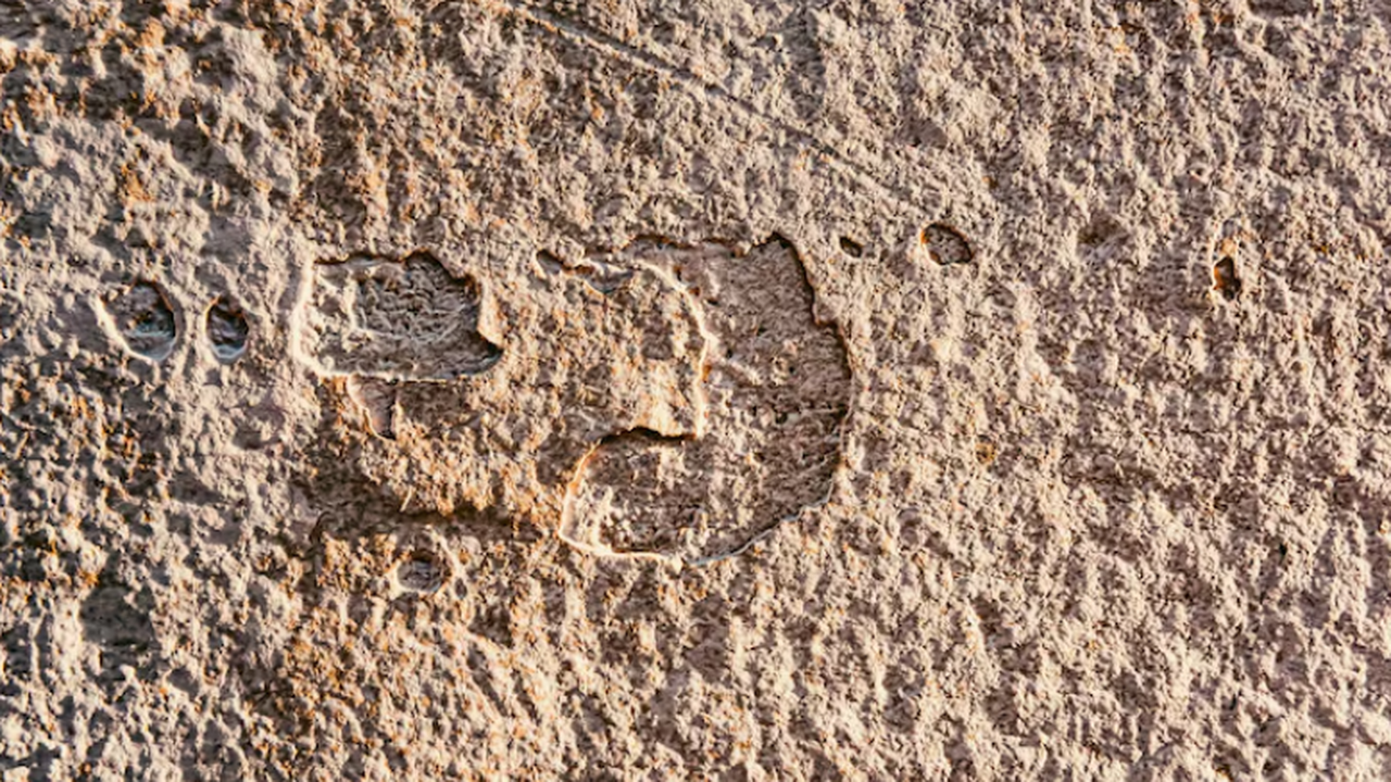 На скальной поверхности в городском уезде Дуцзя...