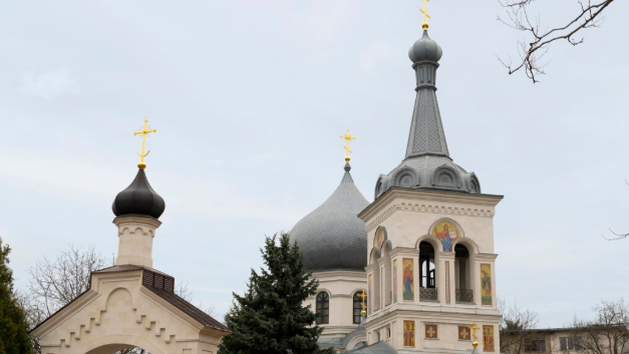 Священник Покровского кафедрального собора и ча...