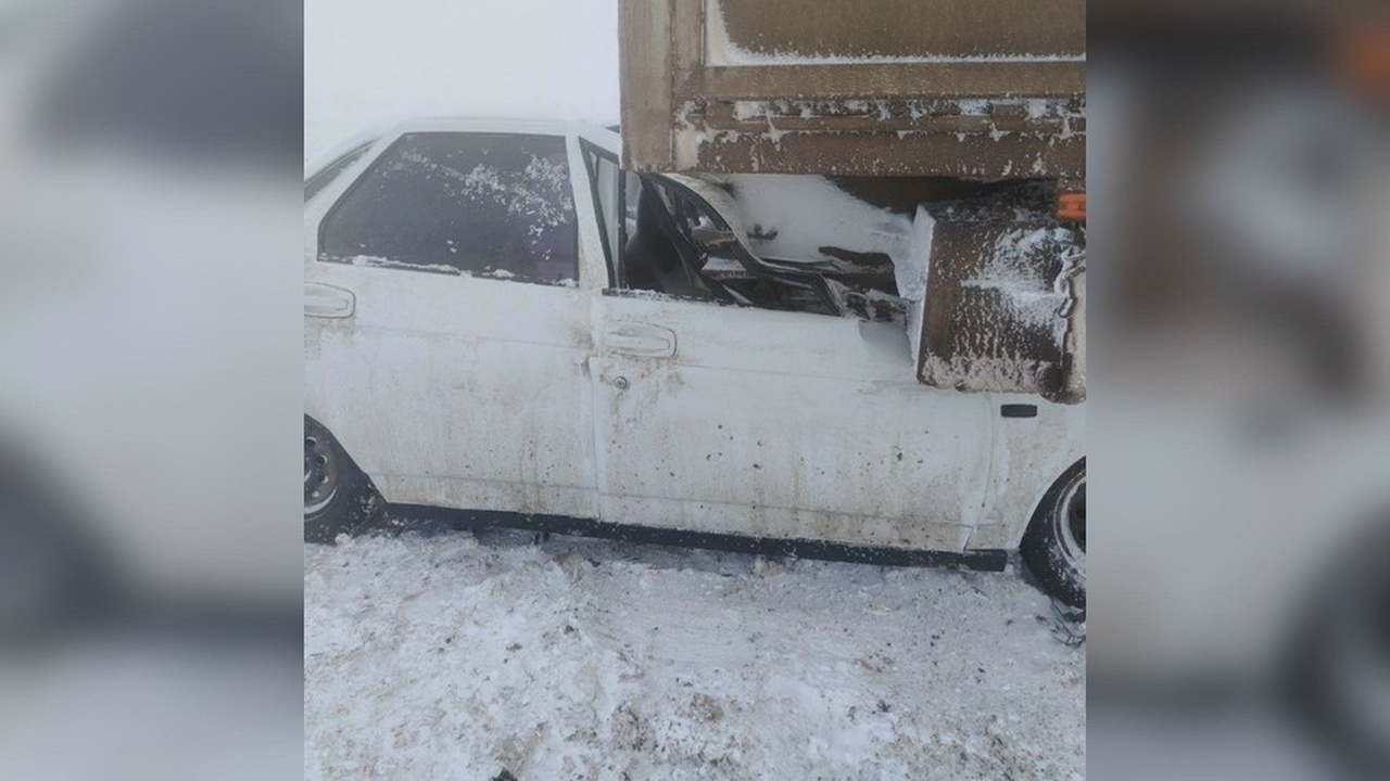 Под Самарой водитель Priora чудом выжил после столкновения с Mercedes Дорожно-транспортное происшествие произошло на ...