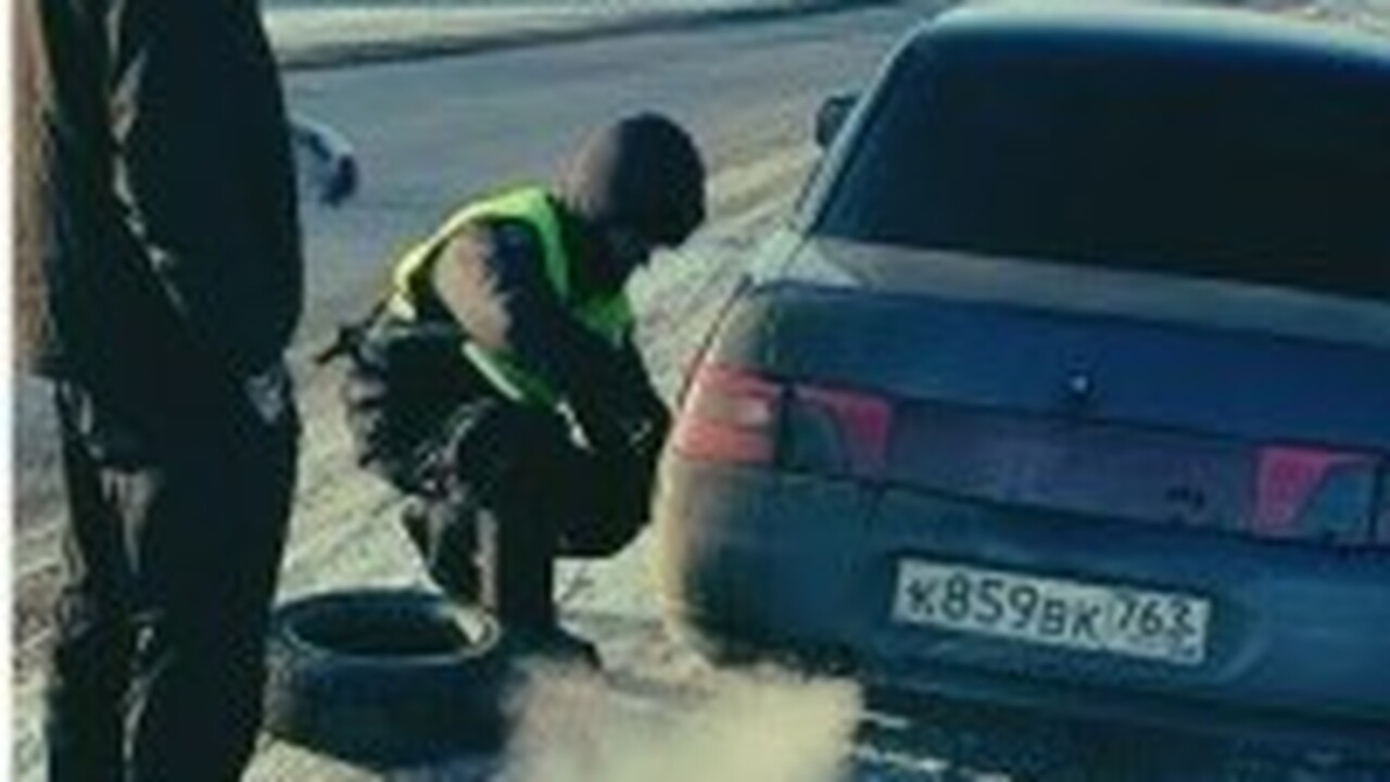 Инспекторы помогли водителю заменить колесо