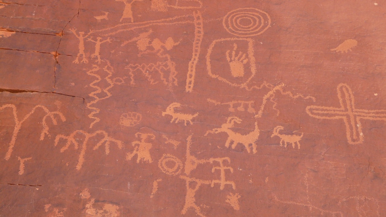 Археологи обнаружили в Хакасии древние плиты с изображениями охоты На плитах раннего железного века исследователи ...