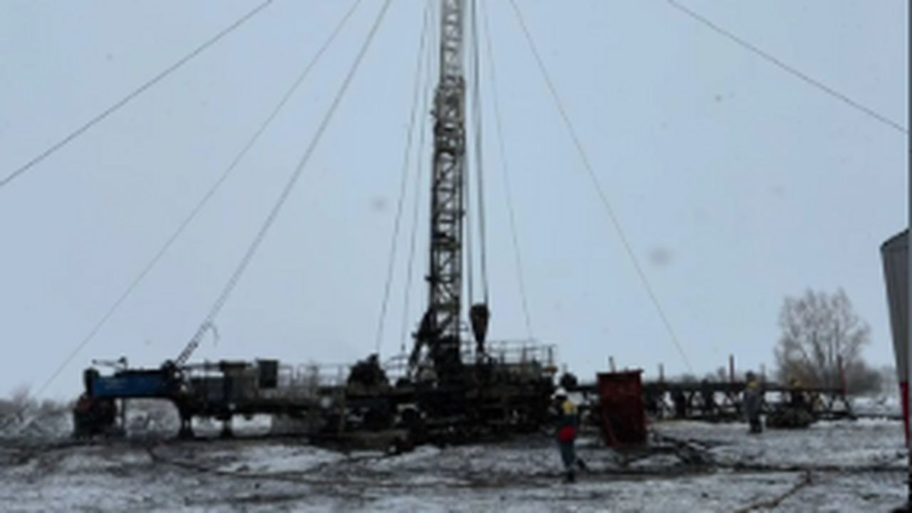 Пожар на нефтяной скважине в Нефтегорском районе проверяют СК и прокуратура Произошло возгорание подъемного агрегата пример...