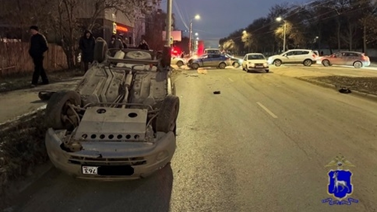 Lada Granta опрокинулась на крышу после столкновения с Kia Rio в Самаре В ГУ МВД России по Самарской области сообщили, ...
