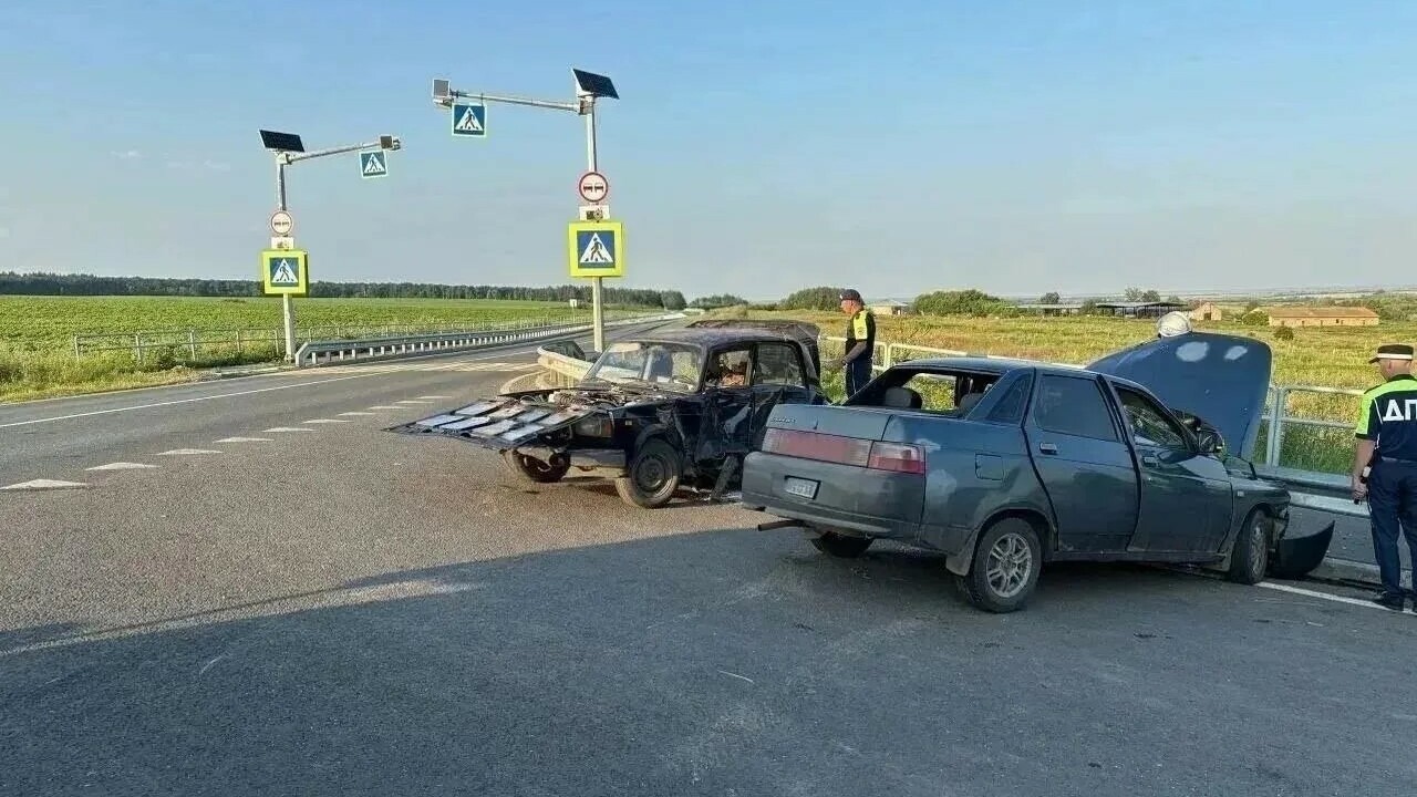 В Самарской области водитель ВАЗ-2107 погиб в лобовом столкновении Авария произошла в 18:44 на 28-м километре авто...