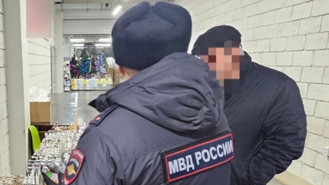 Полиция изъяла 700 петард без сертификатов у самарского торговца оптикой Нелегальная пиротехника была изъята полицейскими