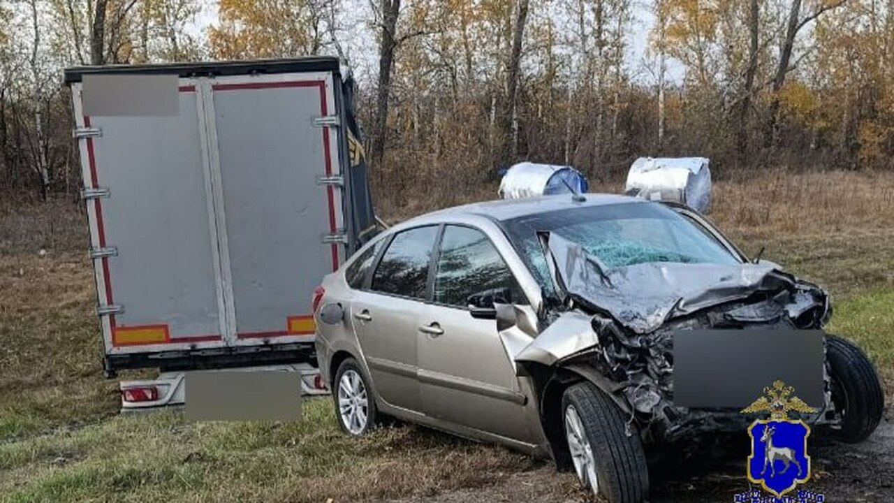 Renault Logan совершил лобовое столкновение с г...
