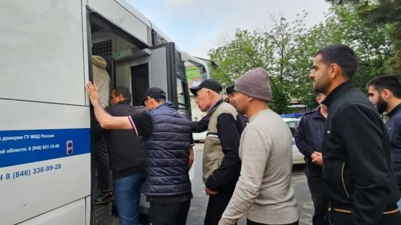 Пришлось снимать с заборов. Как в Самарской области прошел рейд по мигрантам на овощебазе В Самаре обнаружили пять иностранцев-нарушителе...