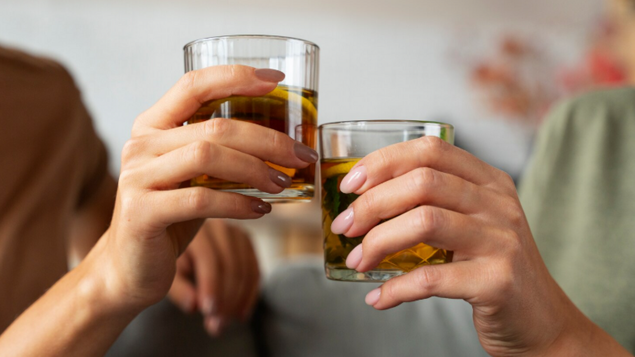 Нарколог Исаев: регулярное бытовое пьянство создаёт серьёзную зону риска Психиатр‑нарколог Руслан Исаев объяснил, что ре...