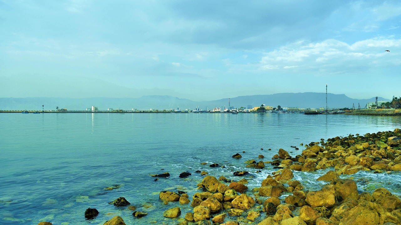 Одновременно в стране продолжается строительств...