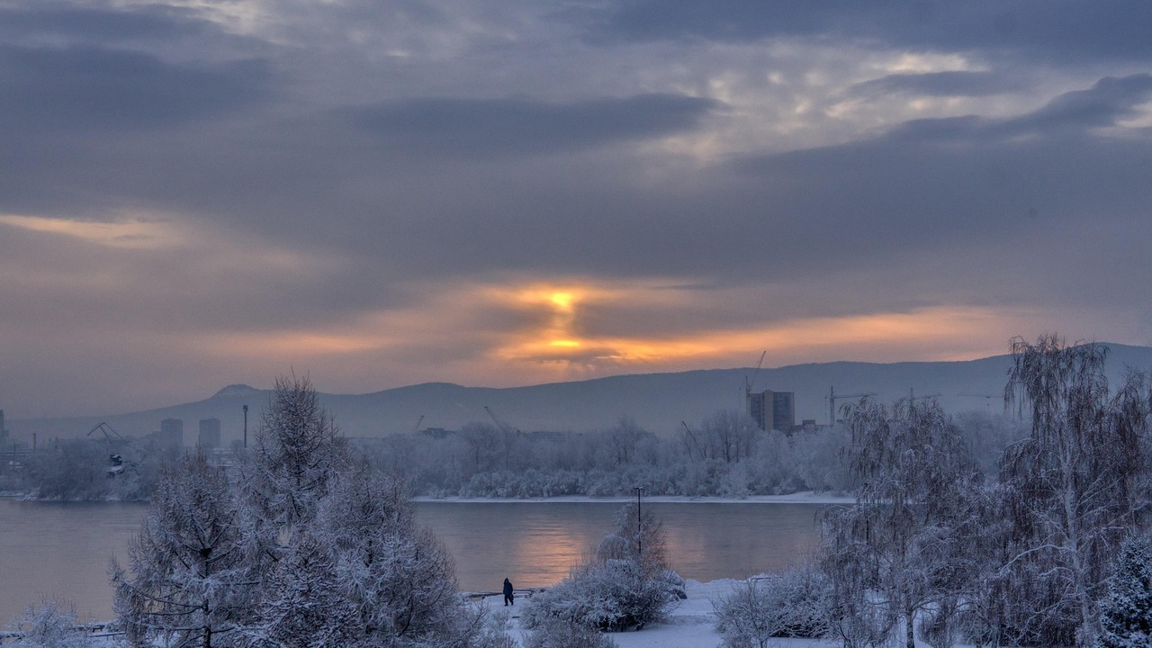 Минимальных значений температура достигнет в че...