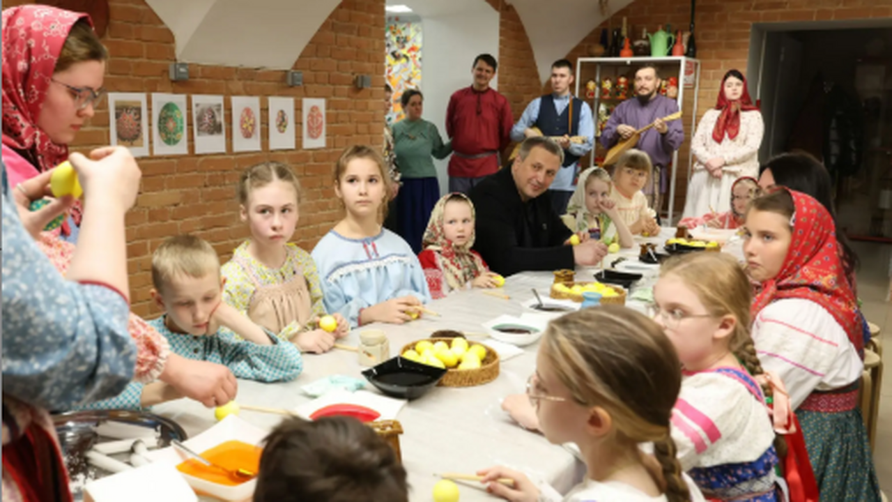 Глава Самары Иван Носков отметил Чистый четверг в центре «Младость» Он принял участие в мастер-классе вместе с детьми