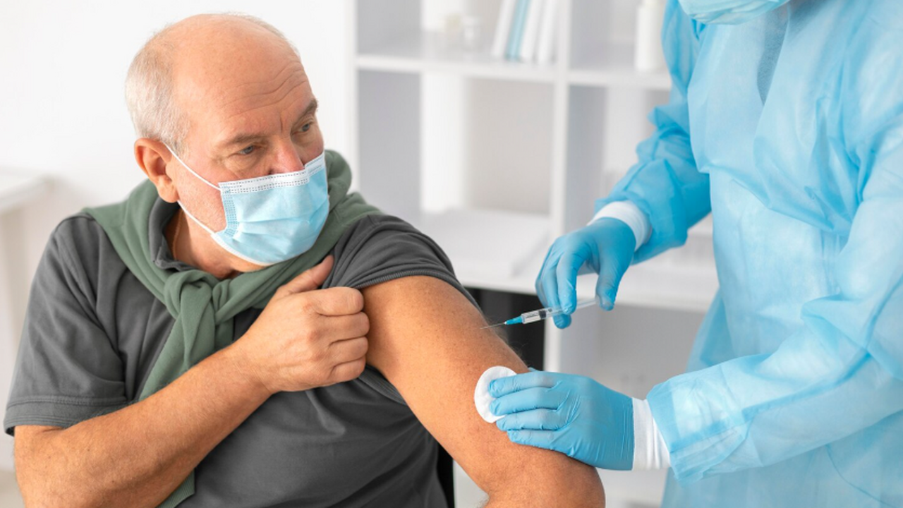 Учёные против гриппа: усиленная вакцина снизила риск госпитализаций Исследование стало одним из самых масштабных те...