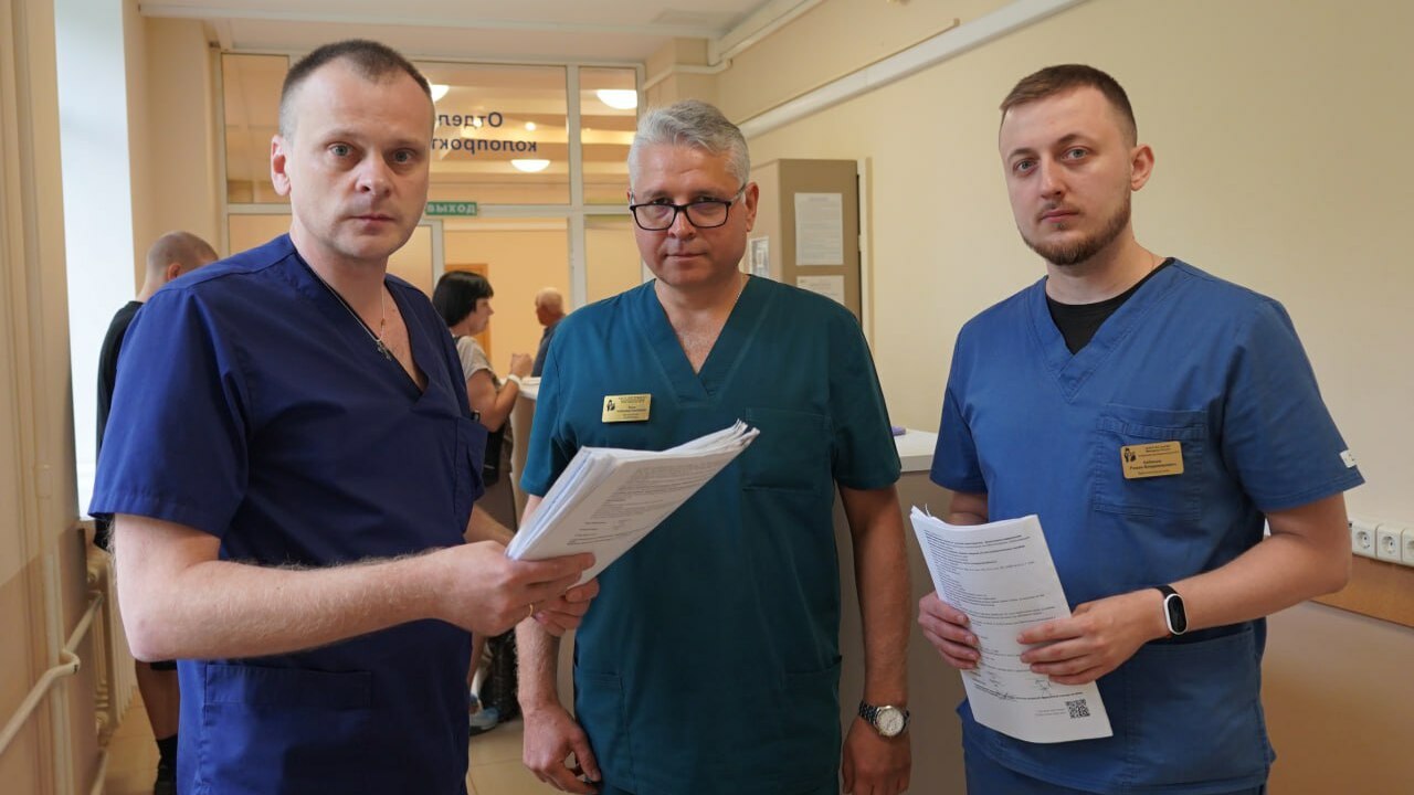 Им были проведены малоинвазивные хирургические ...