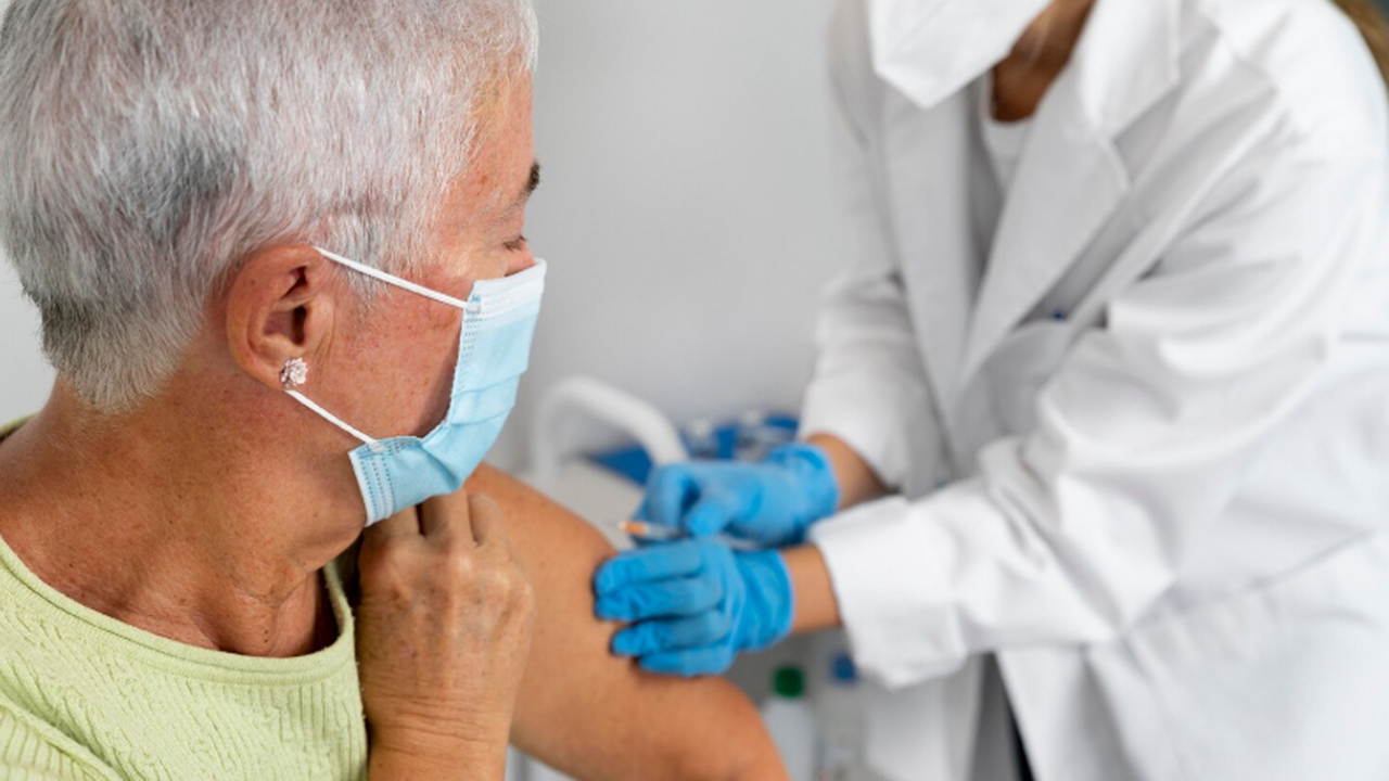 Учёные: усиленная вакцина снизила госпитализации пожилых от гриппа Высокодозная противогриппозная вакцина может ум...