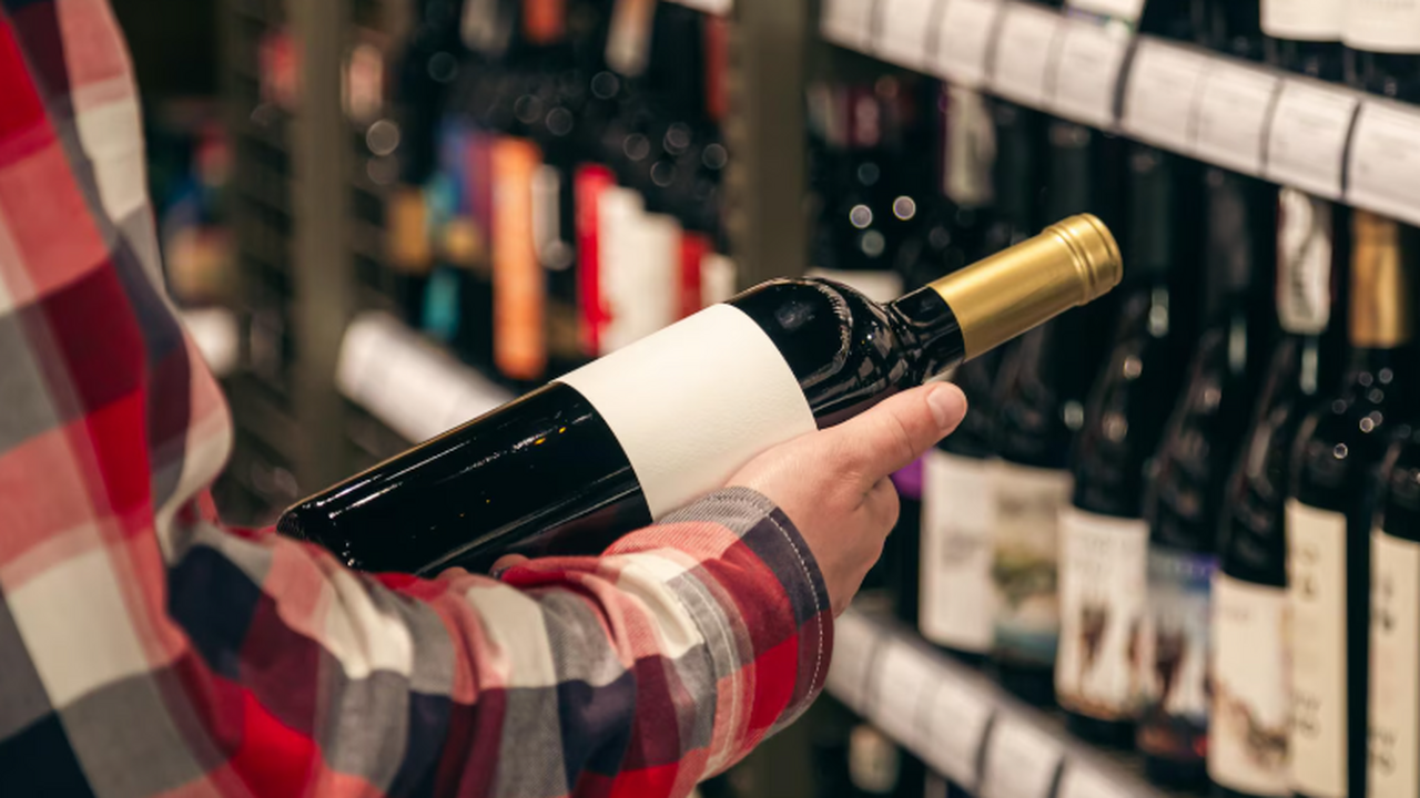 Розничные продажи алкоголя в России за январь–о...