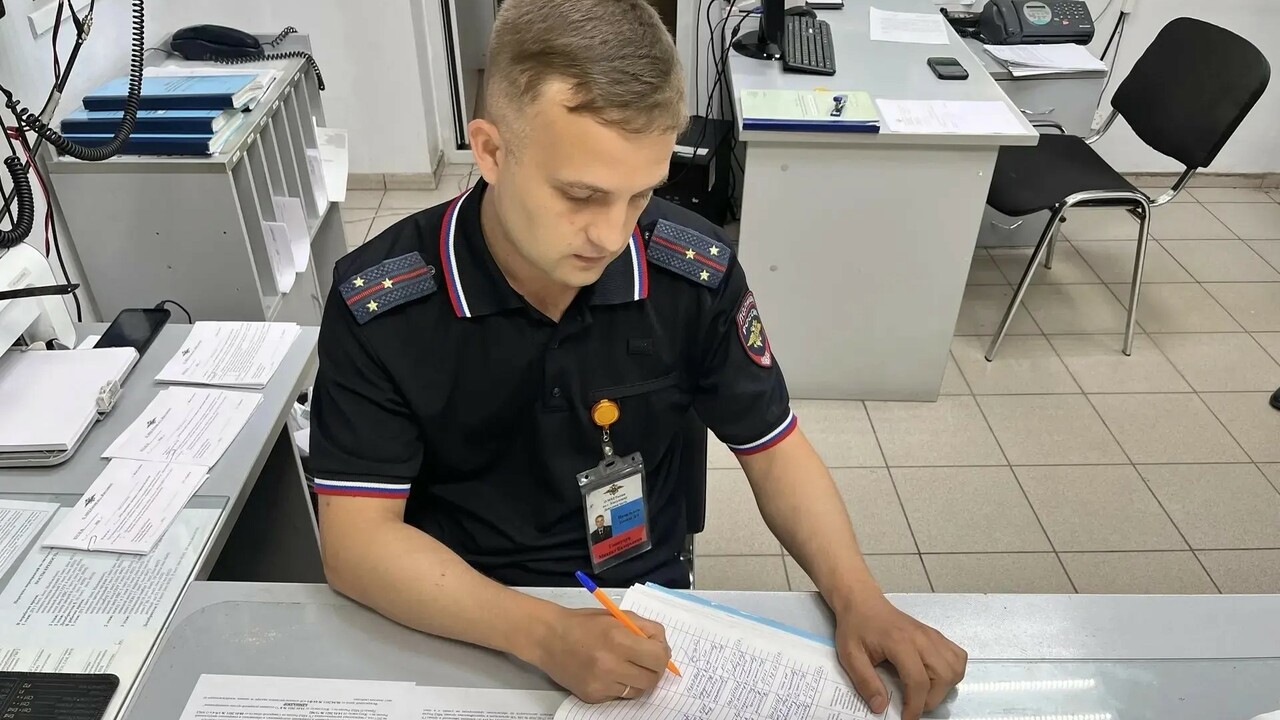 Он подозревается в хищении 355 тысяч рублей у 8...