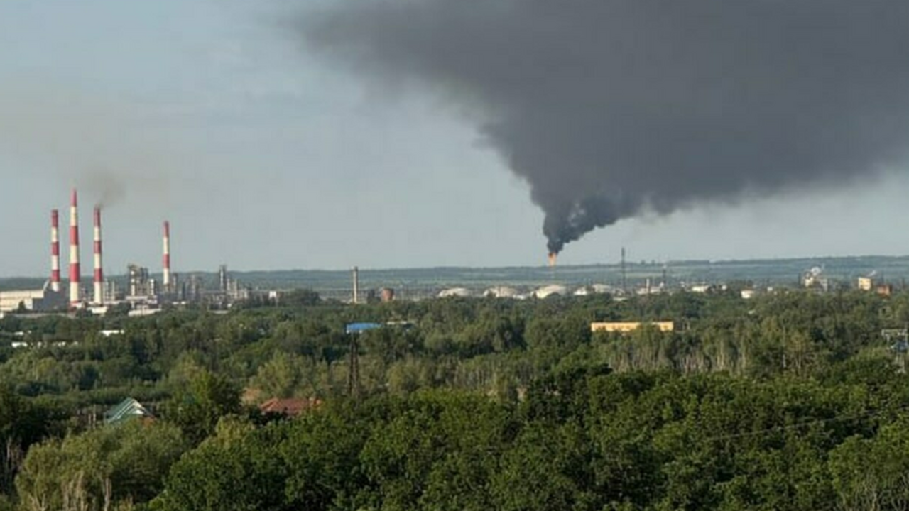Столб дыма закрыл все небо. В Самарской области назвали истинную причину произошедшего Самарцев шокировал шлейф черного дыма и неприят...