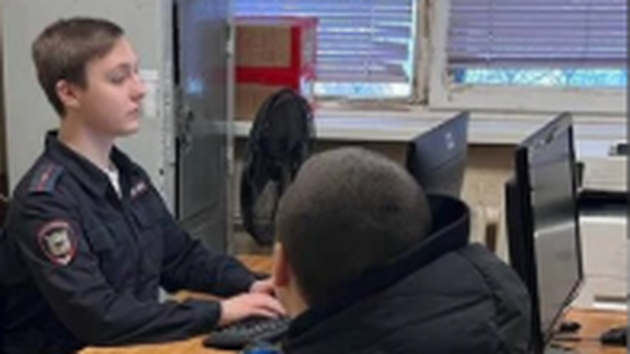 Мужчина увидел мальчика у школы и сообщил в пол...