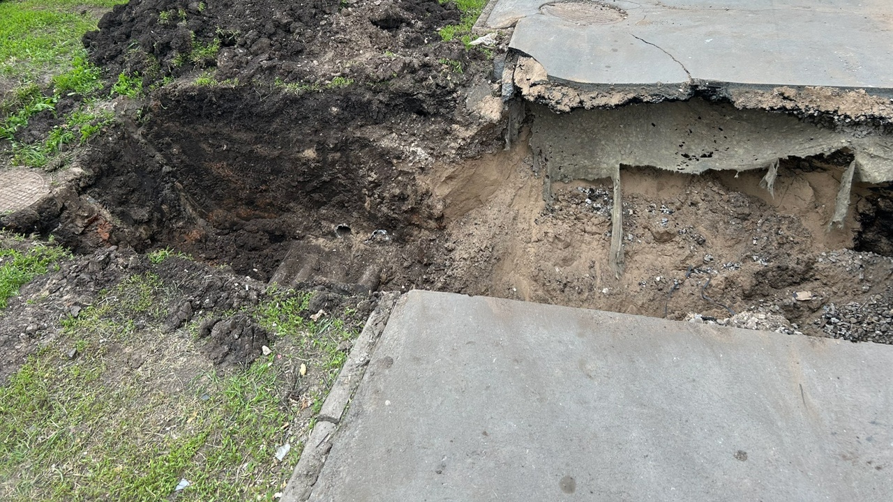 Родственники требуют расследования гибели женщины в провале в Самаре Родственники погибшей обратились в правоохранит...