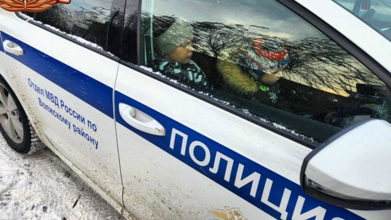 Инспекторы ДПС отогрели замерзающих детей в своей машине на трассе под Самарой Сотрудники Госавтоинспекции оказали помощь маме...