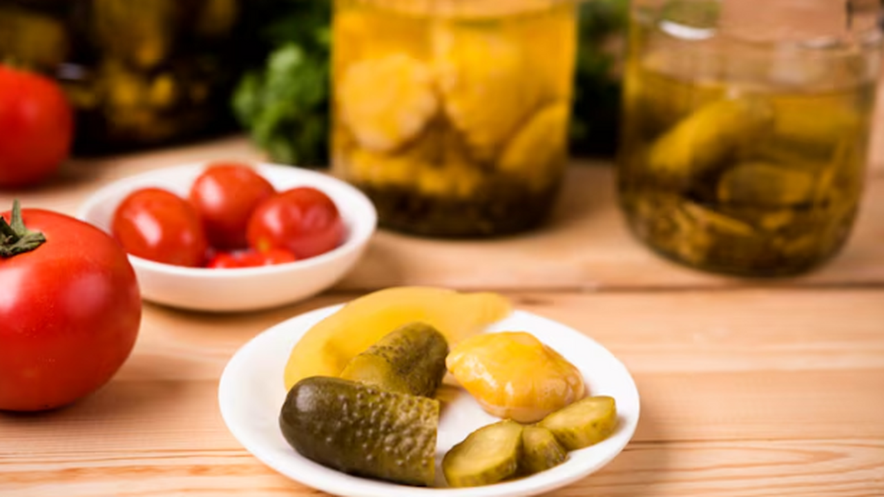 Рецепт хрустящих соленых огурчиков по-новому: все будет быстро и вкусно Рецепт хрустящих соленых огурчиков по-новому