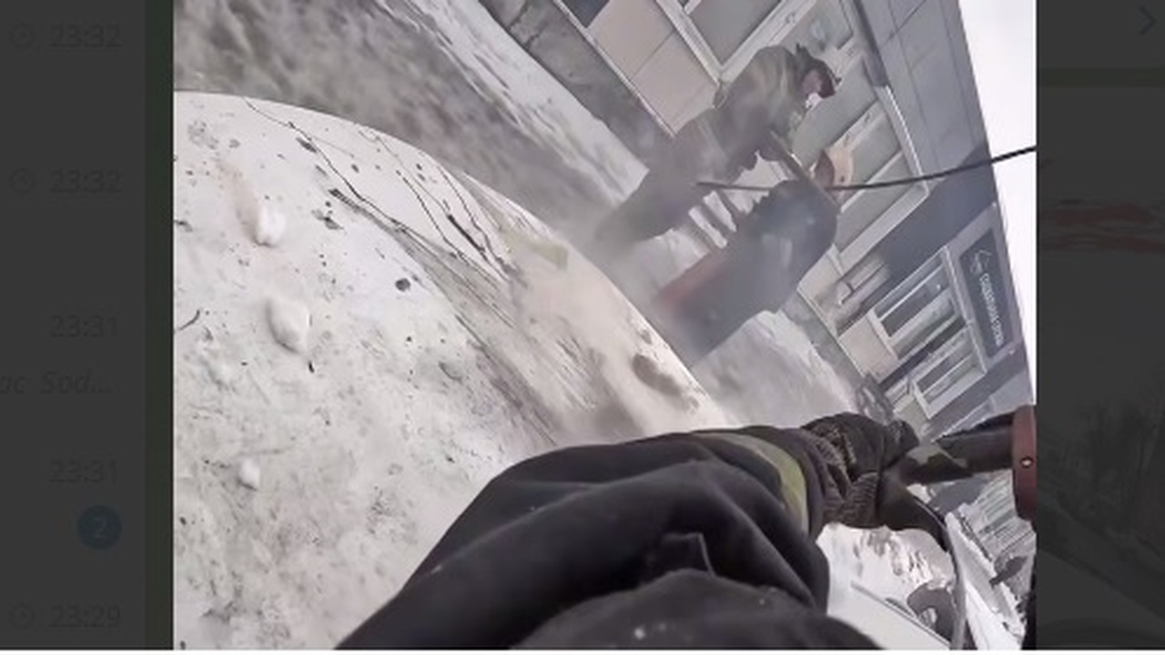 Оголенный кабель соприкоснулся с металлическими...