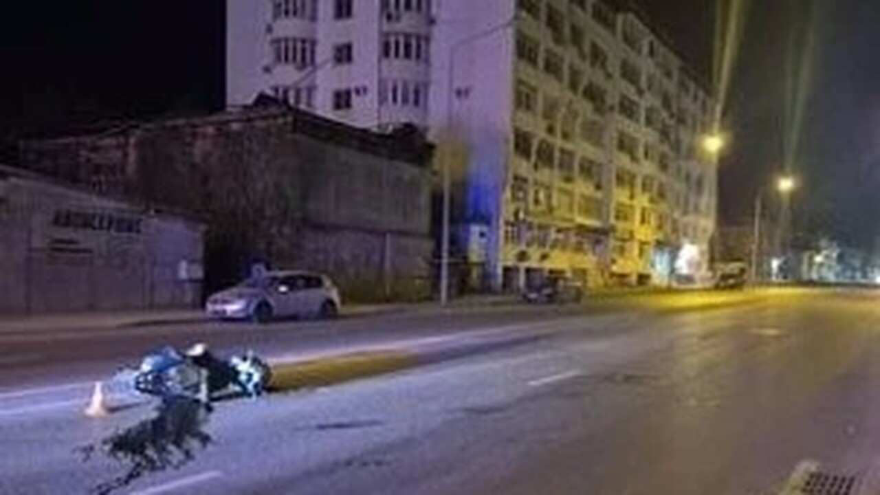 Мопед врезался в припаркованный автомобиль Citroen