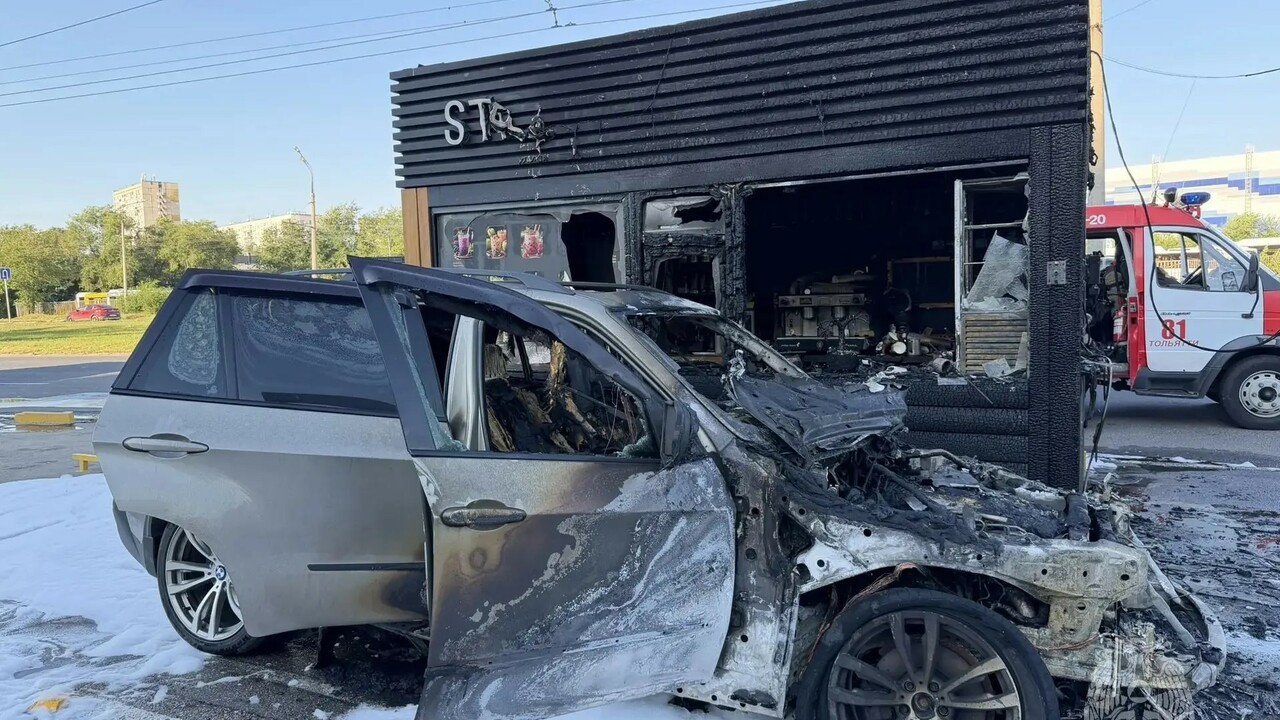 В Тольятти пожар уничтожил BMW и автокофейню на улице Спортивной Водитель BMW припарковался рядом с автокофейней...