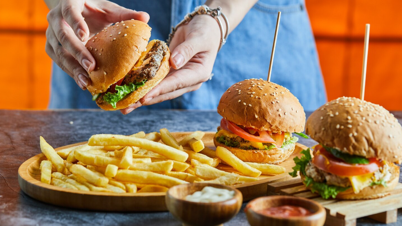 Избыточные жиры в пище вызывают дефицит серотонина в мозге Хроническое употребление насыщенных жиров запус...