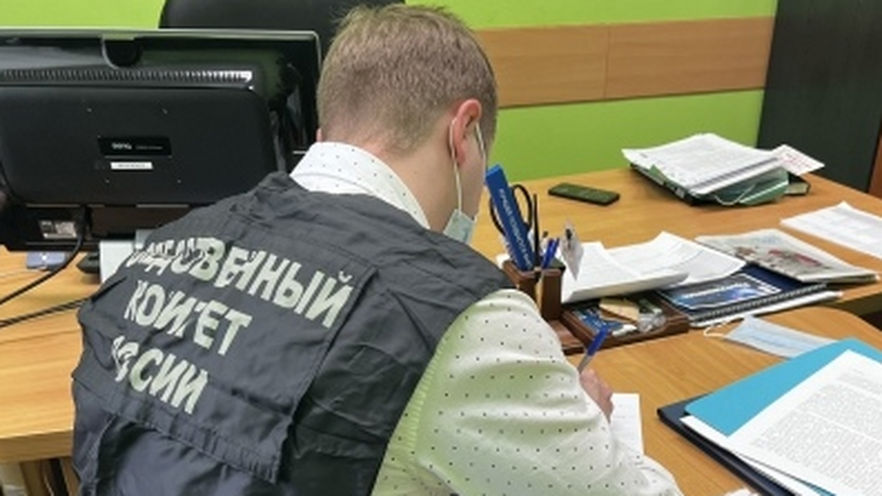 Достали оружие посреди двора. В Самарской области группа мужчин устроила непотребства на детской площадке В Самаре ночью на 2 мая на Московском шоссе про...