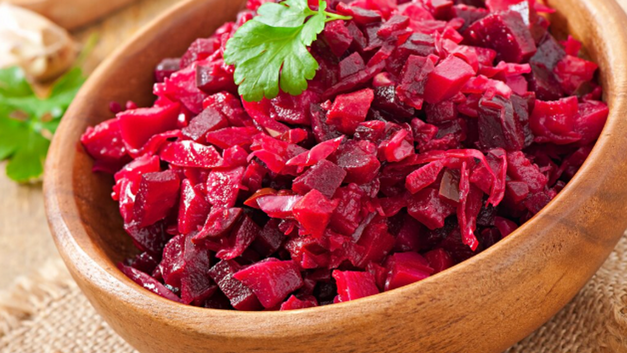 Не варю свеклу часами — хватает 15 минут: та самая уловка при варке — выходит вкуснее, сочнее и без запаха на весь дом Свёклу обычно варят час и терпят запах на всю к...