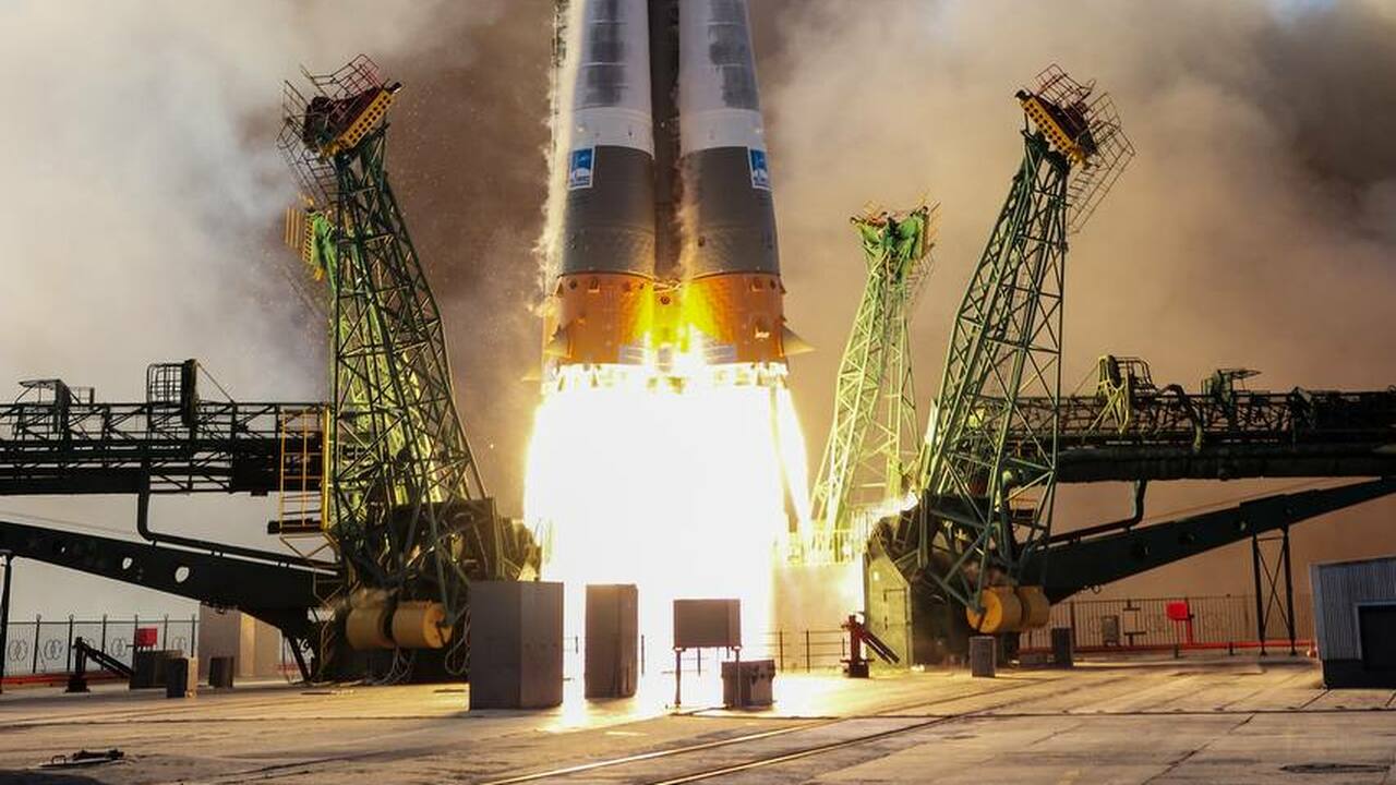 Корабль направляется к Международной космическо...