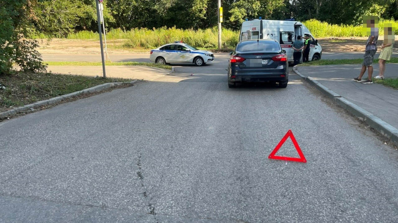 В Самаре водитель Ford Focus наехал на велосипедиста во дворе дома В Промышленном районе Самары 12 августа произош...
