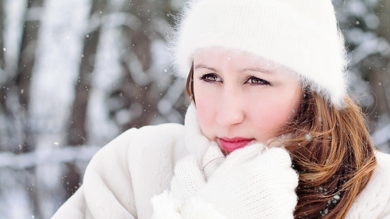 Она проявляется крапивницей на открытых участка...