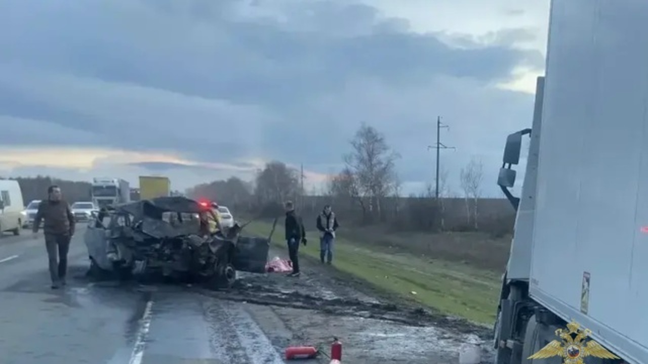 В Самарской области произошло смертельное ДТП на трассе М-5: сгорел УАЗ Патриот УАЗ выехал на встречку и столкнулся с грузовико...