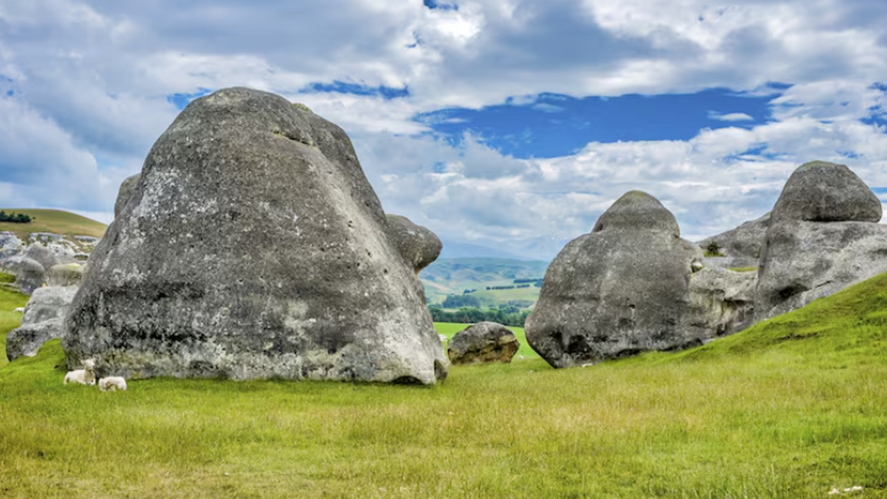 Ученые ищут ответы в гигантских ямах Стоунхенджа Стоунхендж часто представляют как отдельный заг...