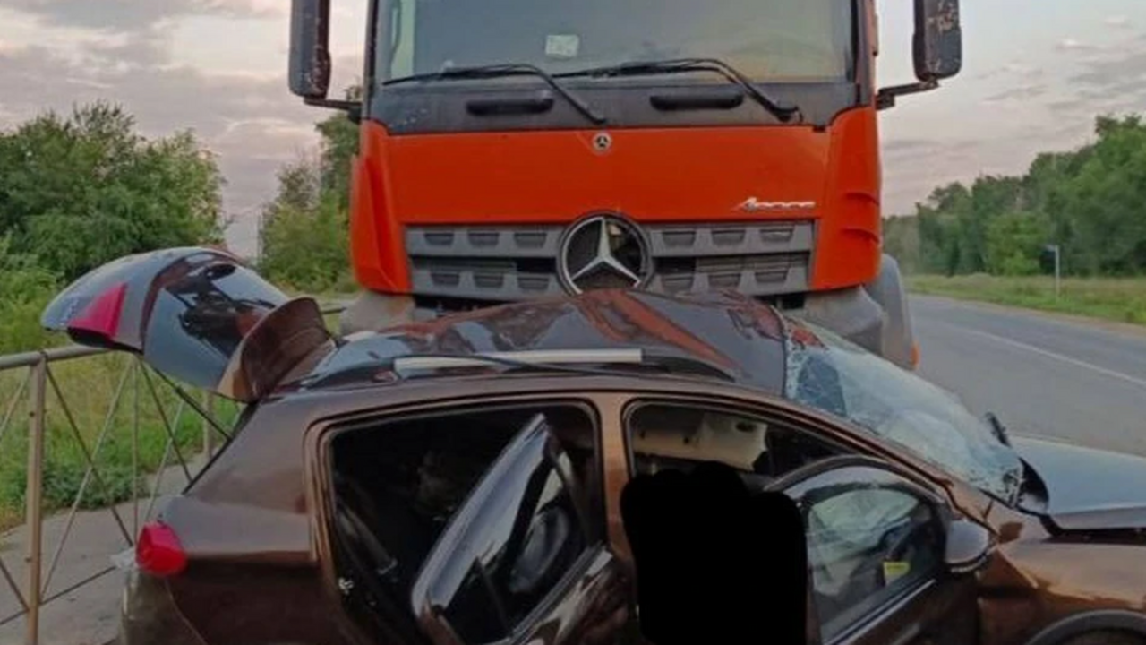 Спасти ее уже было невозможно: Женщина-водитель оказалась смята грузовиком в Самарской области Женщина-водитель погибла в ДТП с грузовиком под...