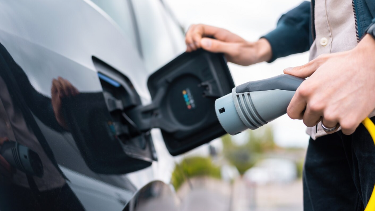 AFM: учёные из РФ почти вдвое замедлили деградацию аккумуляторов электромобилей Учёные Сколтеха сообщили о значительном прорыве...