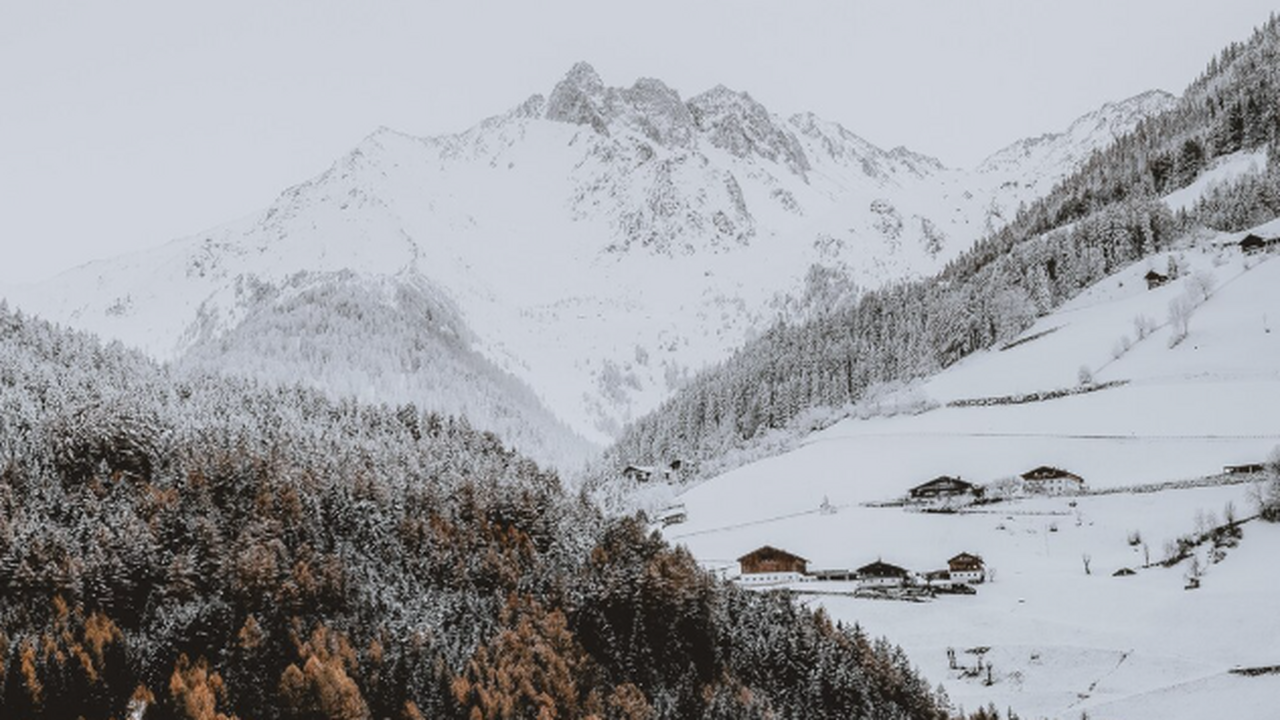 Сочи перевели в режим повышенной готовности из-за удара стихии Вечером в Сочи ожидается ухудшение погоды из-за...