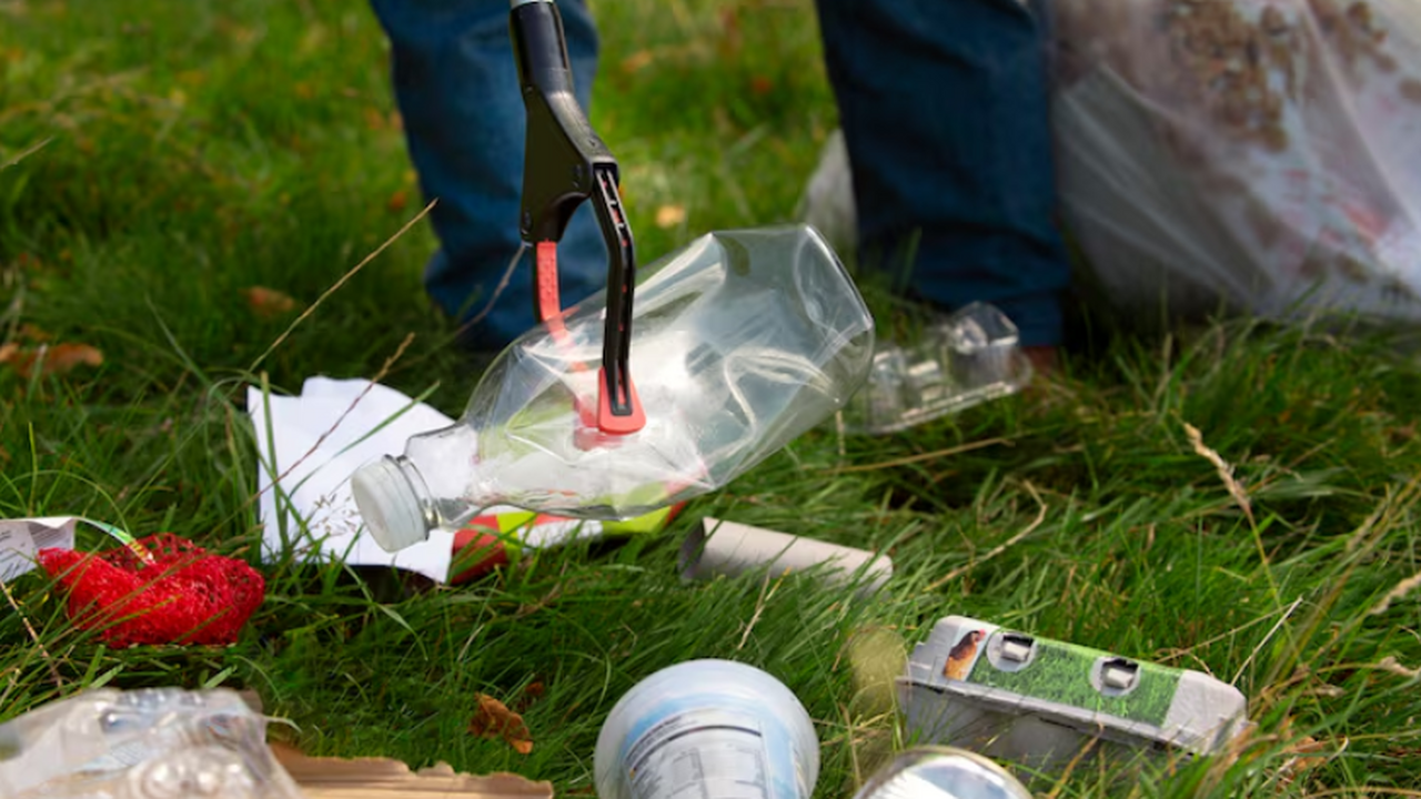 Разработан пластик, способный самораспадаться по сигналу Химики представили полимер, свойства которого м...