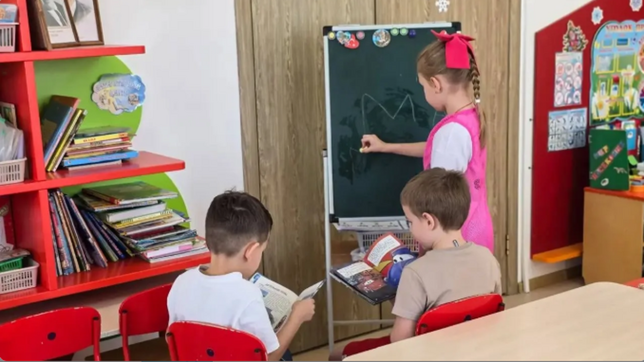 В 24 группах рабочий день продлен до 20:00, а в...