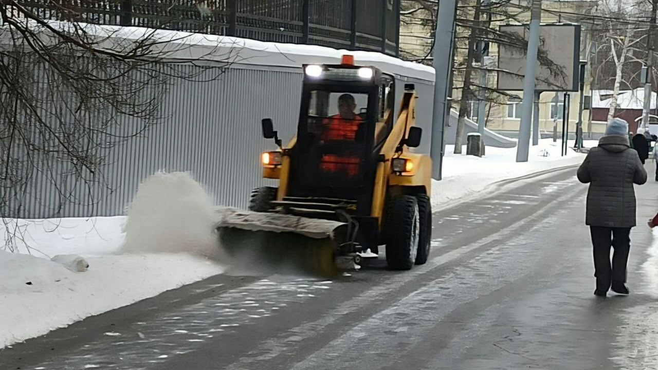 Иван Носков отчитался об уборке снега в Самаре 28 декабря За сутки выпало около 1 мм осадков - 66,2% от н...