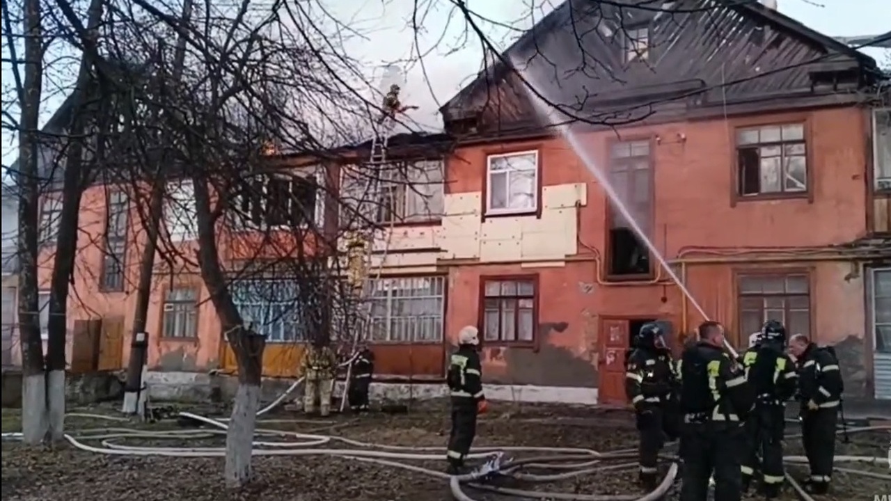 Утром 5 апреля огнеборцы МЧС потушили пожар в Красноглинском районе Самары Огонь охватил второй этаж здания и распространи...