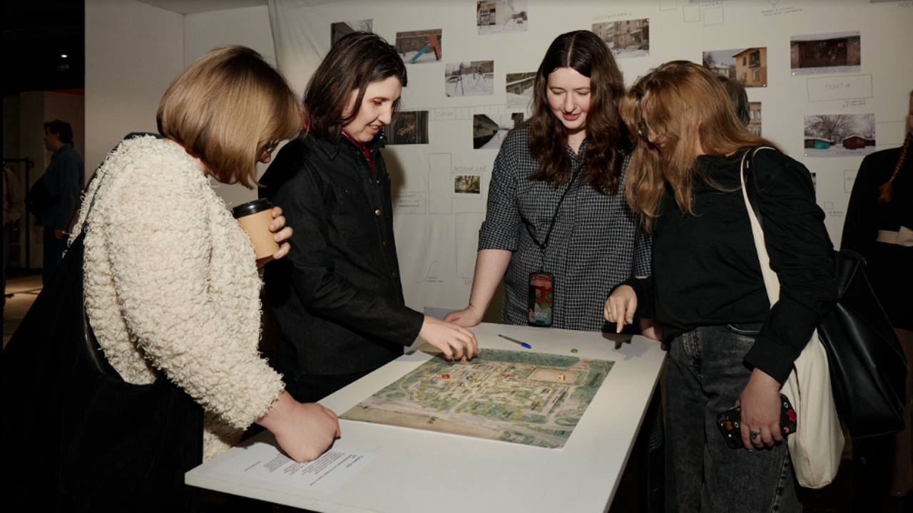 Выставка объединяет архивные изображения и совр...